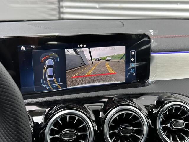 Mercedes-Benz CLA-KLASSE 180 AMG Line | Premium | Nightpakket | Achteruitrijcamera | Stoelverwarming | Burmester | Sfeerverlichting