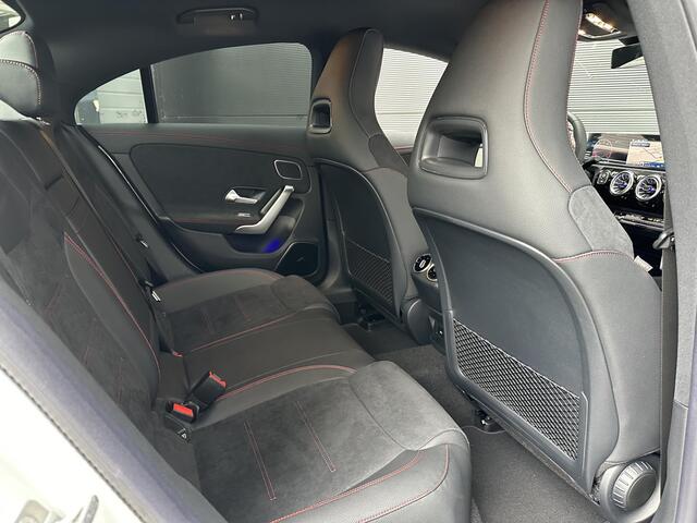 Mercedes-Benz CLA-KLASSE 180 AMG Line | Premium | Nightpakket | Achteruitrijcamera | Stoelverwarming | Burmester | Sfeerverlichting