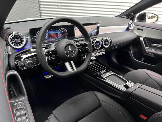 Mercedes-Benz CLA-KLASSE 180 AMG Line | Premium | Nightpakket | Achteruitrijcamera | Stoelverwarming | Burmester | Sfeerverlichting