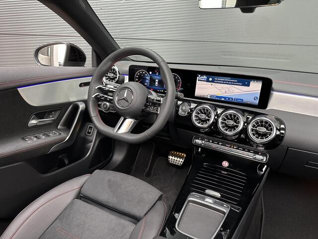 Mercedes-Benz CLA-KLASSE 180 AMG Line | Premium | Nightpakket | Panoramadak | Achteruitrijcamera | Stoelverwarming | Sfeerverlichting