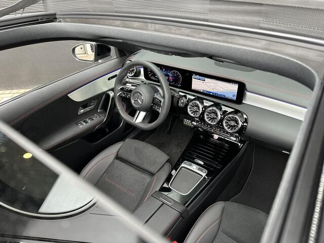 Mercedes-Benz CLA-KLASSE 180 AMG Line | Premium | Nightpakket | Panoramadak | Achteruitrijcamera | Stoelverwarming | Sfeerverlichting