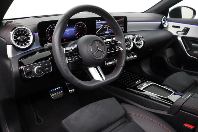 Mercedes-Benz CLA-KLASSE 180 AMG Line | Premium PLUS | Nightpakket | Panoramadak | 360° Camera | Memorystoelen verwarmd | Head-up display | Sfeerverlichting