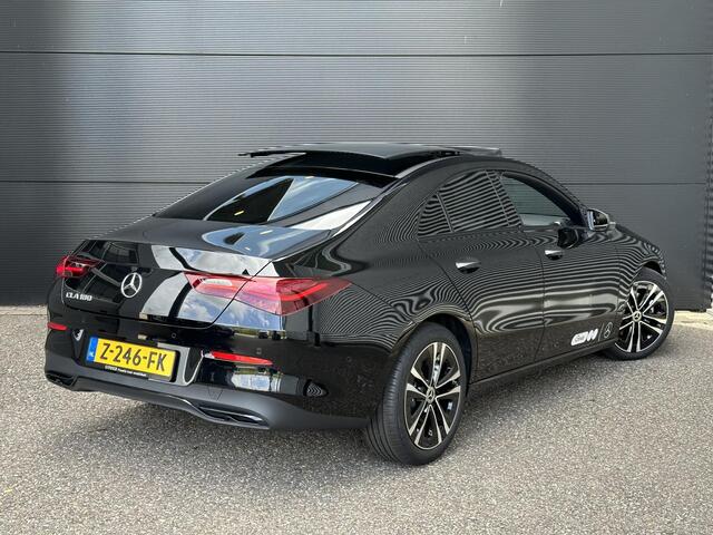 Mercedes-Benz CLA-KLASSE 180 Luxury Line | Panoramadak | Nightpakket | Achteruitrijcamera | Stoelverwarming | Dodehoekassistent | Sfeerverlichting