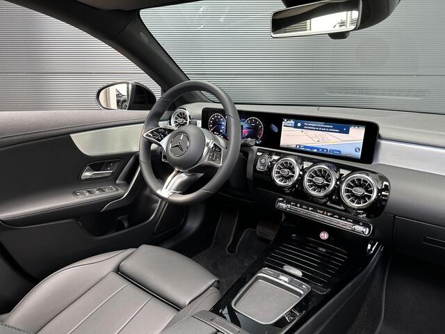 Mercedes-Benz CLA-KLASSE 180 Luxury Line | Panoramadak | Nightpakket | Achteruitrijcamera | Stoelverwarming | Dodehoekassistent | Sfeerverlichting