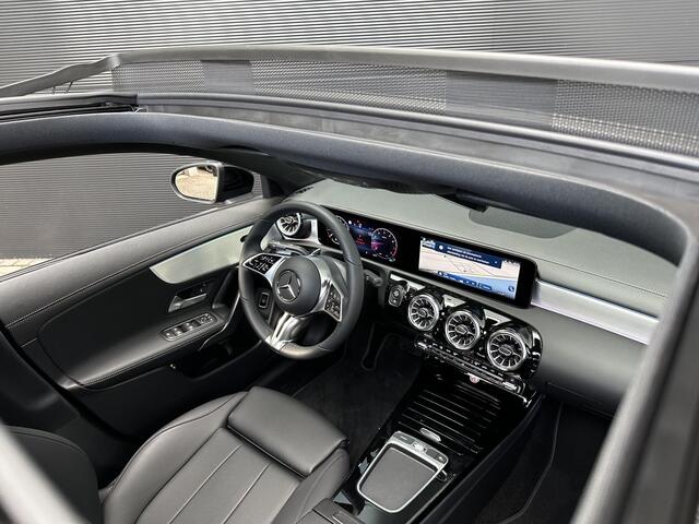 Mercedes-Benz CLA-KLASSE 180 Luxury Line | Panoramadak | Nightpakket | Achteruitrijcamera | Stoelverwarming | Dodehoekassistent | Sfeerverlichting