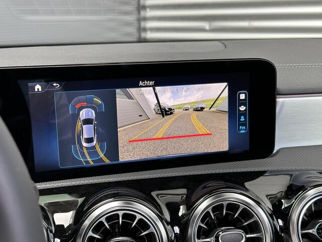 Mercedes-Benz CLA-KLASSE 180 Luxury Line | Panoramadak | Nightpakket | Achteruitrijcamera | Stoelverwarming | Dodehoekassistent | Sfeerverlichting
