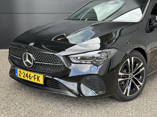 Mercedes-Benz CLA-KLASSE 180 Luxury Line | Panoramadak | Nightpakket | Achteruitrijcamera | Stoelverwarming | Dodehoekassistent | Sfeerverlichting
