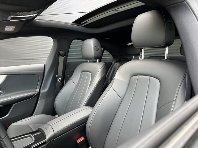 Mercedes-Benz CLA-KLASSE 180 Luxury Line | Panoramadak | Nightpakket | Achteruitrijcamera | Stoelverwarming | Dodehoekassistent | Sfeerverlichting