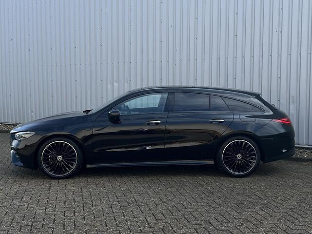 Mercedes-Benz CLA-KLASSE Shooting Brake 180 AMG Line | Premium Pakket | Night Pakket | Panoramadak | Trekhaak | MULTIBEAM LED Koplampen | Apple CarPlay | Android Auto | Advanced Sound System | Sfeerverlichting | Stoelverwarming | Achteruitrijcamera | Showmodel