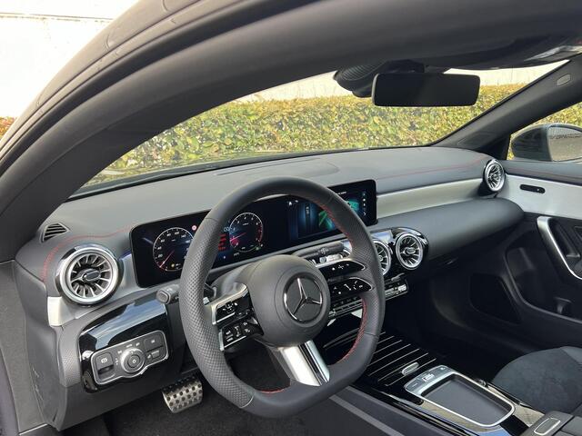 Mercedes-Benz CLA-KLASSE Shooting Brake 180 AMG Line | Premium Pakket | Night Pakket | Panoramadak | Trekhaak | MULTIBEAM LED Koplampen | Apple CarPlay | Android Auto | Advanced Sound System | Sfeerverlichting | Stoelverwarming | Achteruitrijcamera | Showmodel
