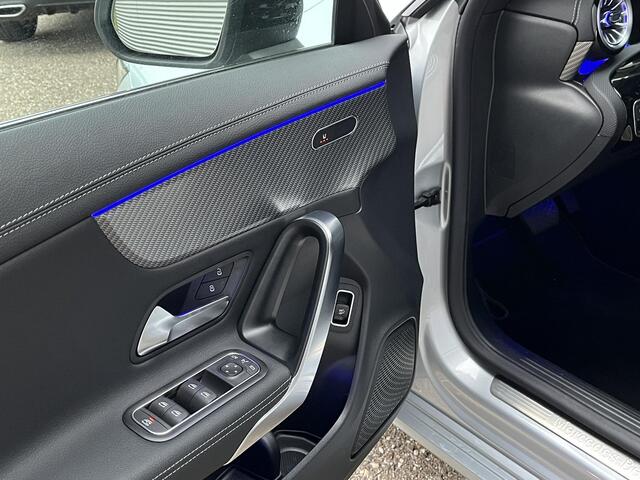 Mercedes-Benz CLA-KLASSE Shooting Brake 180 Luxury Line | Night Pakket | Panoramadak | MULTIBEAM LED Koplampen | Apple CarPlay | Android Auto | Sfeerverlichting | Stoelverwarming | Parkeersensoren | Achteruitrijcamera | Elektrisch inklapbare buitenspiegels | Showmodel