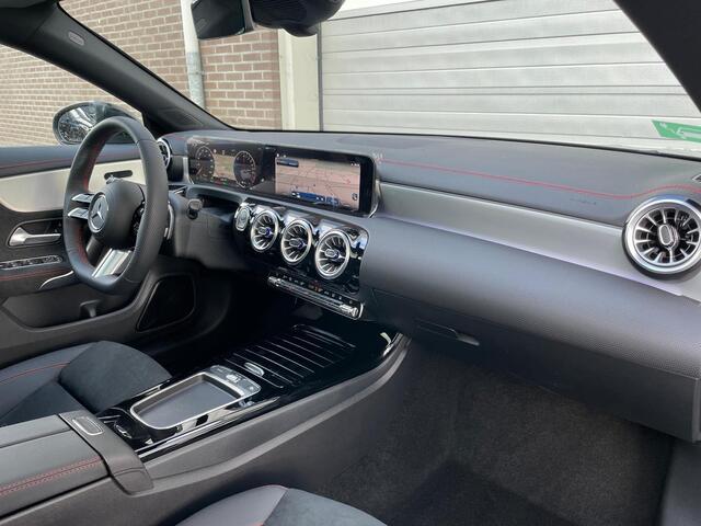 Mercedes-Benz CLA-KLASSE Shooting Brake 250 e AMG Line | Premium Pakket | Night Pakket | Panoramadak | MULTIBEAM LED Koplampen | Dodehoekassistent | Advanced Sound System | Sfeerverlichting | Stoelverwarming | Achteruitrijcamera | Showmodel