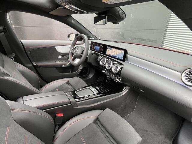 Mercedes-Benz CLA-KLASSE Shooting Brake 180 | AMG Line | Panoramadak | Premium Plus Pakket | Night Pakket | Burmester Surround Sound | 360° Camera | Head-up Display | Dodehoekassistent | MULTIBEAM LED Koplampen | Elektrisch Verstelbare Stoelen + Memory
