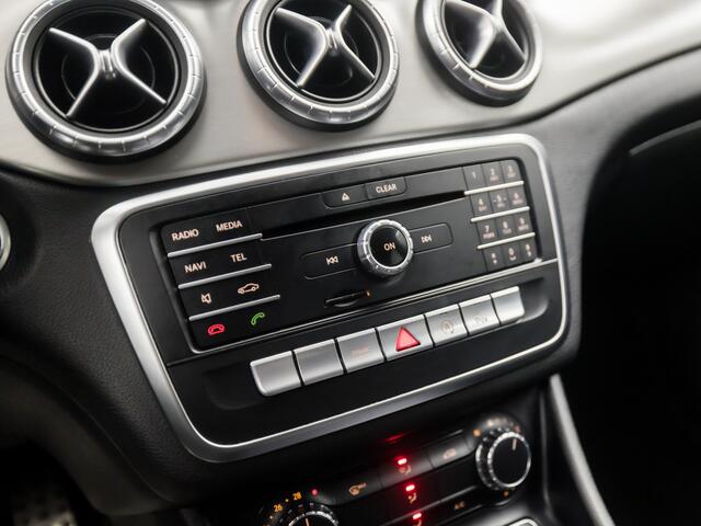 Mercedes-Benz CLA-KLASSE 180 AMG Sport Automaat (GROOT NAVI, LEDER/ALCANTARA, GETINT GLAS, DIAMOND GRILL, SPORTSTOELEN, PARKEERSENSOREN, LED KOPLAMPEN, NIEUWE APK, NIEUWSTAAT)