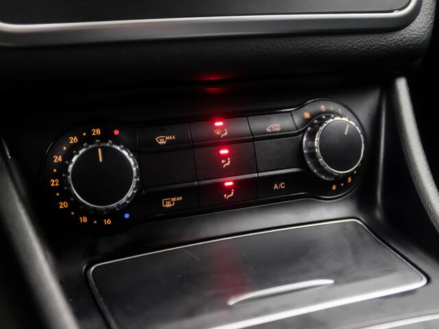 Mercedes-Benz CLA-KLASSE 180 AMG Sport Automaat (GROOT NAVI, LEDER/ALCANTARA, GETINT GLAS, DIAMOND GRILL, SPORTSTOELEN, PARKEERSENSOREN, LED KOPLAMPEN, NIEUWE APK, NIEUWSTAAT)