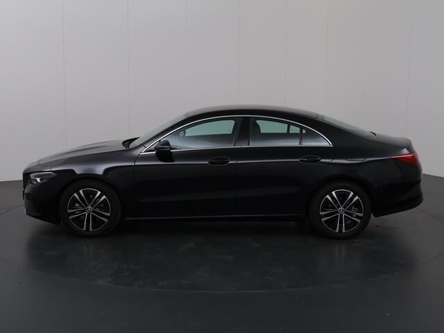 Mercedes-Benz CLA-KLASSE 180 Star Edition 2x groot scherm | 17 inch LM velgen | Led verlichting | Climate control