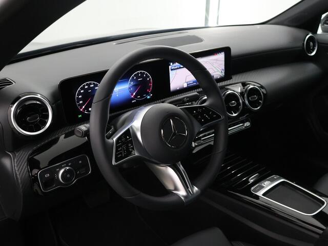 Mercedes-Benz CLA-KLASSE 180 Star Edition 2x groot scherm | 17 inch LM velgen | Led verlichting | Climate control