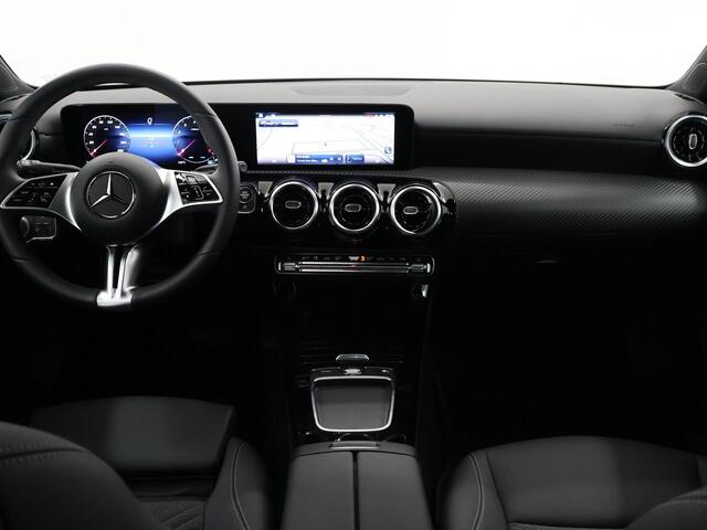Mercedes-Benz CLA-KLASSE 180 Star Edition 2x groot scherm | 17 inch LM velgen | Led verlichting | Climate control