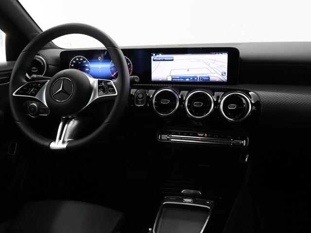 Mercedes-Benz CLA-KLASSE 180 Star Edition 2x groot scherm | 17 inch LM velgen | Led verlichting | Climate control