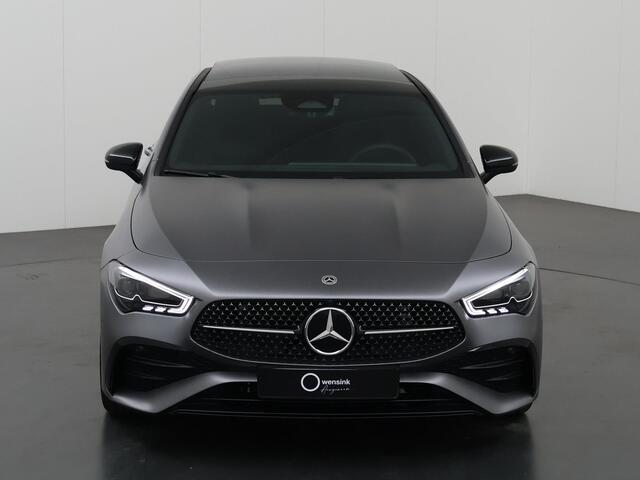 Mercedes-Benz CLA-KLASSE 180 AMG Line | Panorama Schuifdak | Magno matte lak | Dodehoek assistent | Augmented Reality navigatie |