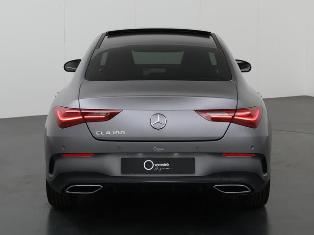 Mercedes-Benz CLA-KLASSE 180 AMG Line | Panorama Schuifdak | Magno matte lak | Dodehoek assistent | Augmented Reality navigatie |