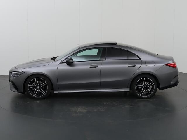 Mercedes-Benz CLA-KLASSE 180 AMG Line | Panorama Schuifdak | Magno matte lak | Dodehoek assistent | Augmented Reality navigatie |