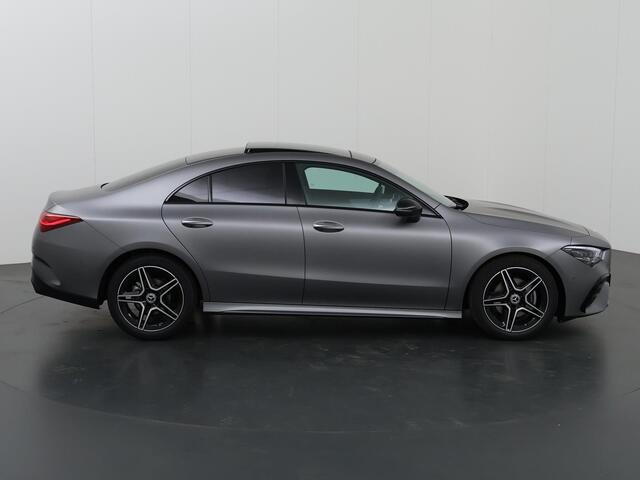 Mercedes-Benz CLA-KLASSE 180 AMG Line | Panorama Schuifdak | Magno matte lak | Dodehoek assistent | Augmented Reality navigatie |