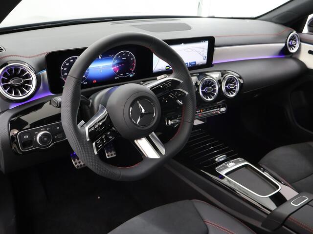 Mercedes-Benz CLA-KLASSE 180 AMG Line | Panorama Schuifdak | Magno matte lak | Dodehoek assistent | Augmented Reality navigatie |