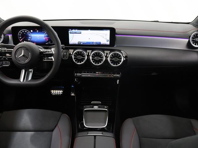 Mercedes-Benz CLA-KLASSE 180 AMG Line | Panorama Schuifdak | Magno matte lak | Dodehoek assistent | Augmented Reality navigatie |