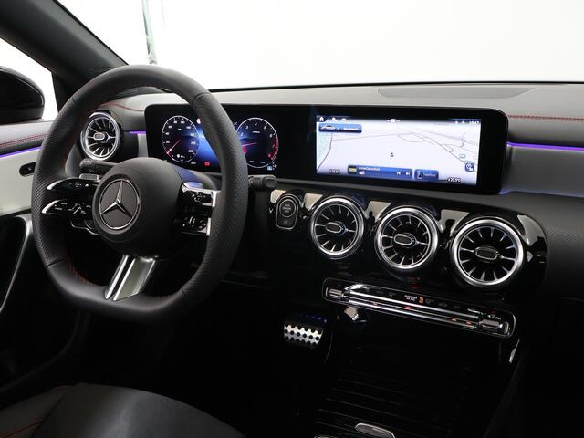 Mercedes-Benz CLA-KLASSE 180 AMG Line | Panorama Schuifdak | Magno matte lak | Dodehoek assistent | Augmented Reality navigatie |