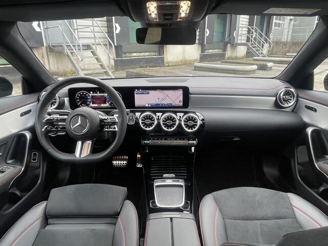 Mercedes-Benz CLA-KLASSE 180 | Panoramadak | AMG | Premium | Nightpakket | Achteruitrijcamera | Stoelverwarming | Sfeerverlichting
