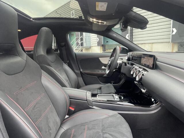 Mercedes-Benz CLA-KLASSE 180 | Panoramadak | AMG | Premium | Nightpakket | Achteruitrijcamera | Stoelverwarming | Sfeerverlichting