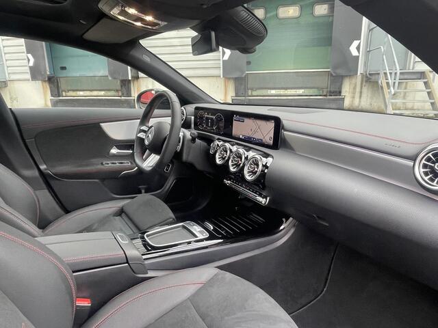 Mercedes-Benz CLA-KLASSE 180 | Panoramadak | AMG | Premium | Nightpakket | Achteruitrijcamera | Stoelverwarming | Sfeerverlichting