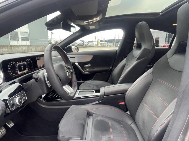 Mercedes-Benz CLA-KLASSE 180 | Panoramadak | AMG | Premium | Nightpakket | Achteruitrijcamera | Stoelverwarming | Sfeerverlichting