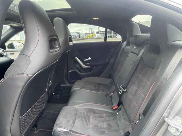 Mercedes-Benz CLA-KLASSE 180 | Panoramadak | AMG | Premium | Nightpakket | Achteruitrijcamera | Stoelverwarming | Sfeerverlichting