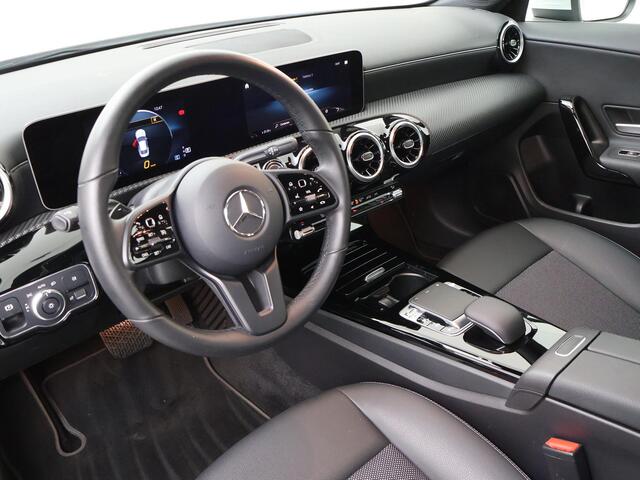 Mercedes-Benz CLA-KLASSE 180 Business Solution | 136 PK | Automaat | Navigatiesysteem | LED verlichting |