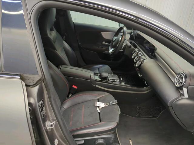 Mercedes-Benz CLA-KLASSE Shooting Brake 200 Aut. DCT AMG Line Night Pakket Plus Pakket Ambiente Verlichting Leder Alcantara Trekhaak Full LED Navigatie PDC VA + Camera