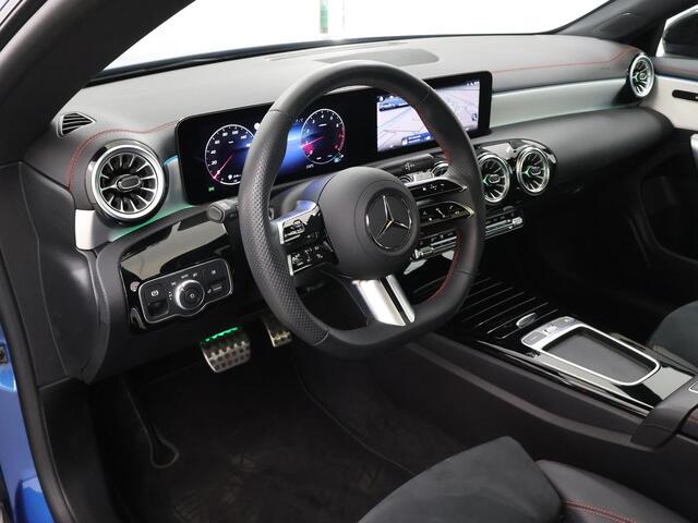Mercedes-Benz CLA-KLASSE 180 Shooting Brake AMG Line | Panoramadak | Night Pakket | 19 inch | Sfeerverlichting | Spectraalblauw