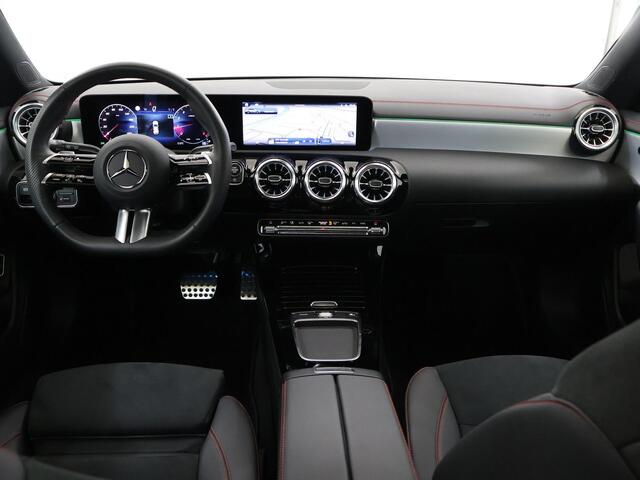 Mercedes-Benz CLA-KLASSE 180 Shooting Brake AMG Line | Panoramadak | Night Pakket | 19 inch | Sfeerverlichting | Spectraalblauw