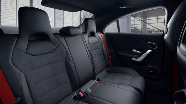 Mercedes-Benz CLA-KLASSE AMG 45 S 4MATIC+ | Burmester | Panoramadak | Keyless | Nightpakket | Dodehoekassistent | Sfeerverlichting
