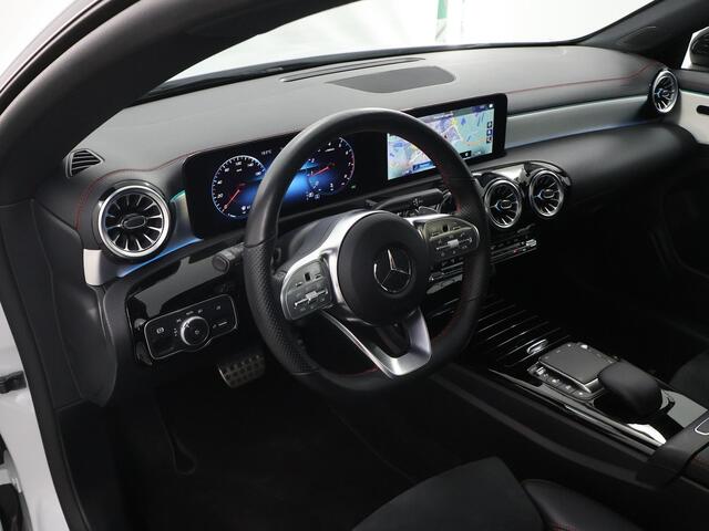 Mercedes-Benz CLA-KLASSE Shooting Brake 200 AMG Line | Navigatie | Parkeercamera | Stoelverwarming | Keyless Go |