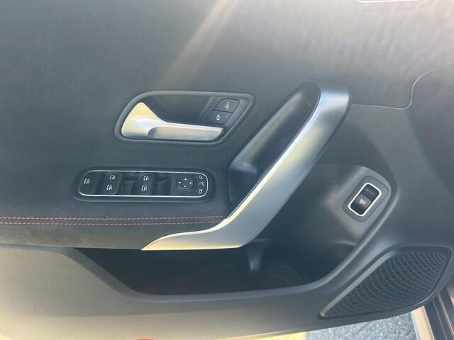 Mercedes-Benz CLA-KLASSE 180 AMG Panorama Widescreen 20 inch Mercedes-Benz CLA-klasse 180 Business Solution AMG