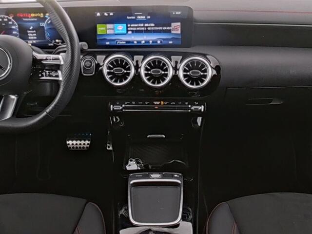 Mercedes-Benz CLA-KLASSE Shooting Brake 250 e AMG Face Lift Plug-In Hybride | AMG Line Advanced Plus | Dodehoek Assist | AC Laden 11kW | Stuur en Stoelverwarming | Inclusief 24 maanden Mercedes-Benz Certified garantie voor Europa.