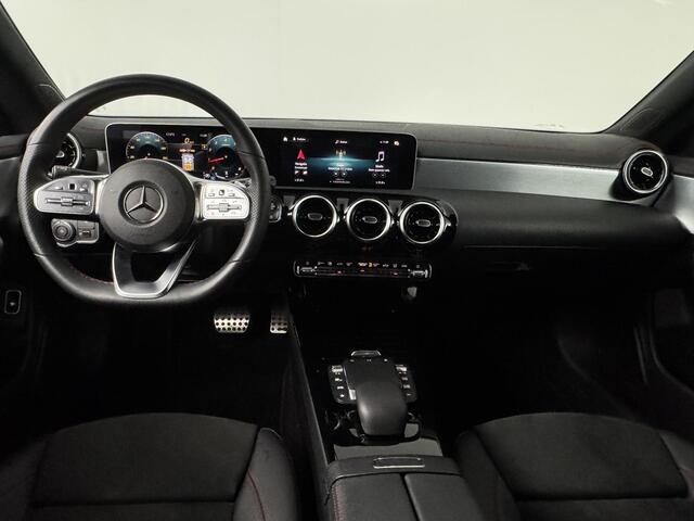 Mercedes-Benz CLA-KLASSE 180 Business Solution AMG | Camera | Climatronic | Trekhaak wegklapbaar | Navigatie |