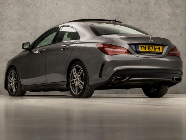 Mercedes-Benz CLA-KLASSE 180 AMG Sport Automaat (SCHUIFDAK, APPLE CARPLAY, GROOT NAVI, LEDER/ALCANTARA, CAMERA, SPORTSTOELEN, STOELVERWARMING, KEYLESS, CRUISE, ZWART HEMEL, NIEUWSTAAT)