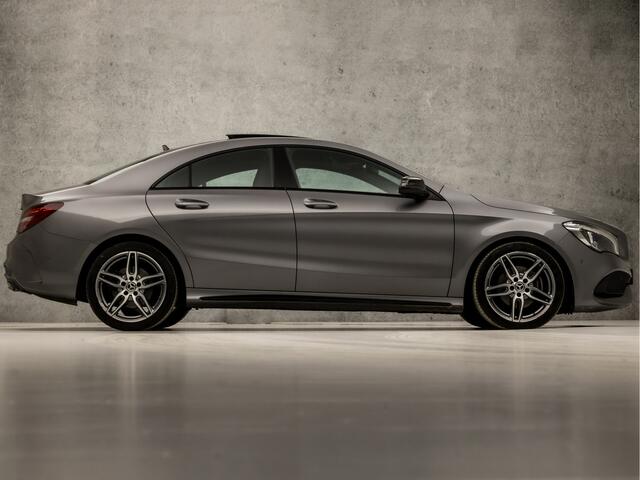 Mercedes-Benz CLA-KLASSE 180 AMG Sport Automaat (SCHUIFDAK, APPLE CARPLAY, GROOT NAVI, LEDER/ALCANTARA, CAMERA, SPORTSTOELEN, STOELVERWARMING, KEYLESS, CRUISE, ZWART HEMEL, NIEUWSTAAT)