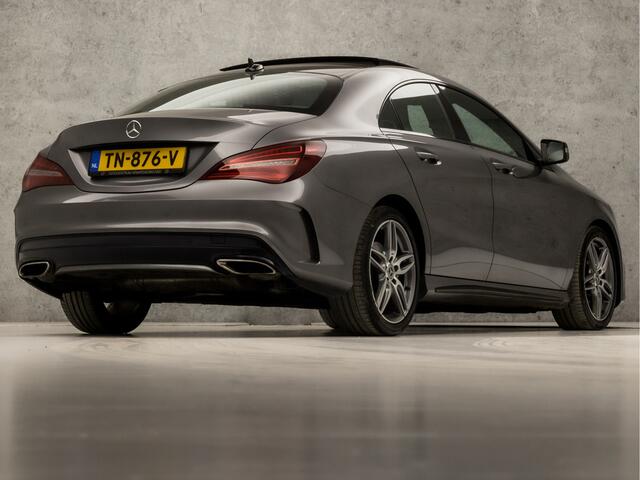 Mercedes-Benz CLA-KLASSE 180 AMG Sport Automaat (SCHUIFDAK, APPLE CARPLAY, GROOT NAVI, LEDER/ALCANTARA, CAMERA, SPORTSTOELEN, STOELVERWARMING, KEYLESS, CRUISE, ZWART HEMEL, NIEUWSTAAT)