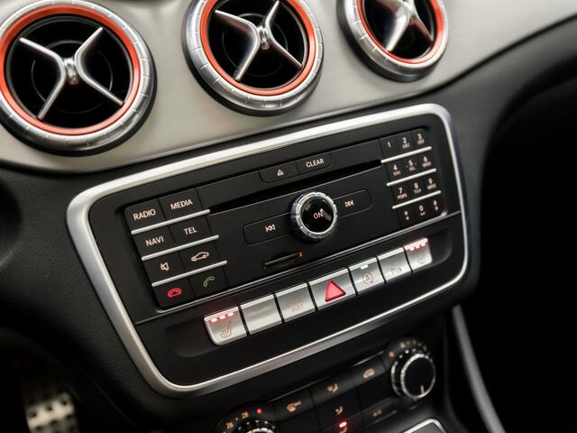 Mercedes-Benz CLA-KLASSE 180 AMG Sport Automaat (SCHUIFDAK, APPLE CARPLAY, GROOT NAVI, LEDER/ALCANTARA, CAMERA, SPORTSTOELEN, STOELVERWARMING, KEYLESS, CRUISE, ZWART HEMEL, NIEUWSTAAT)