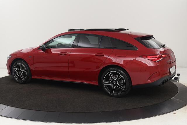 Mercedes-Benz CLA-KLASSE Shooting Brake 250e AMG Night | Panoramadak | Adaptive cruise | Stoelverwarming | Trekhaak | Camera | Leder/Alcantara | Sfeerverlichting | Full LED | Widescreen