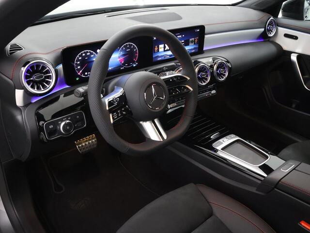 Mercedes-Benz CLA-KLASSE 180 Coupé Star Edition AMG Line | Panoramaschuifdak | Keyless go | Sfeerverlichting | Stoelverwarming | Achteruitrijcamera